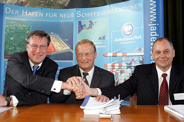 Die beiden Geschäftsführer der JadeWeserPort Realisierungs GmbH & Co...