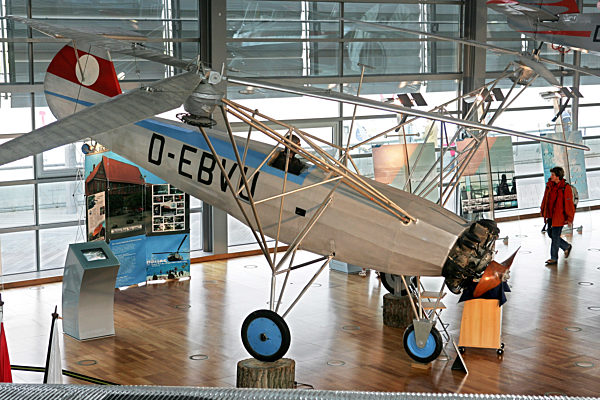 Eine Besucherin des Luft- und Raumfahrtmuseums am Flughafen Bremen geht am...