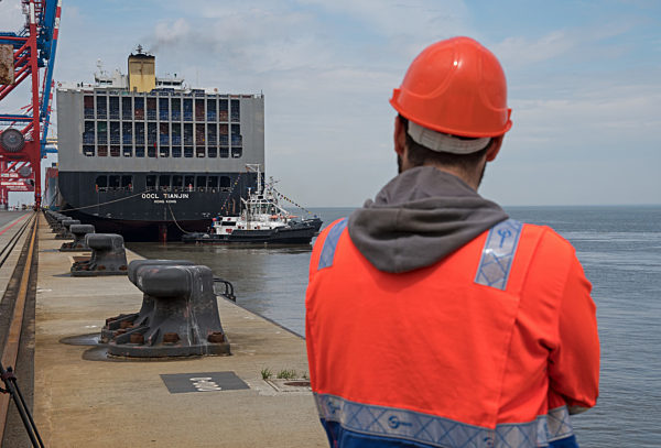 OOCL-Frachter im JadeWeserPort