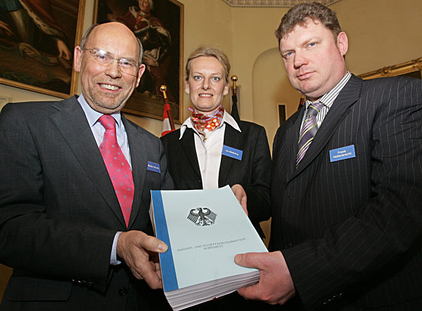 Die beiden Vertreter der Wasser- und Schifffahrtsdirektion Nordwest...