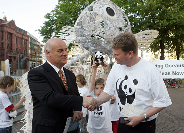 Vor dem überdimensionalen Modell eines skelettierten Kabeljaus verabschiedet...