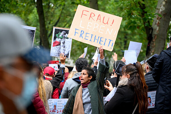 Solidaritätskundgebung nach dem Tod einer Iranerin