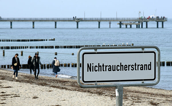 Schild Nichtraucherstrand in Heiligendamm