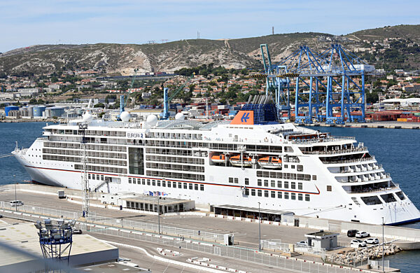 Marseille-Hafengelände mit Kreuzfahrtschiff Europa 2