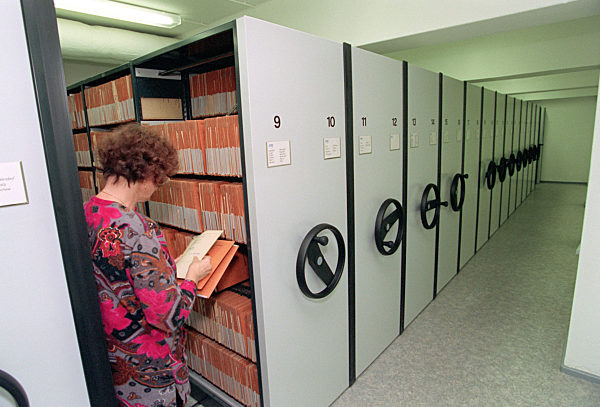 Im Cottbuser Grundbuchamt gehen monatlich mehr Anträge auf...