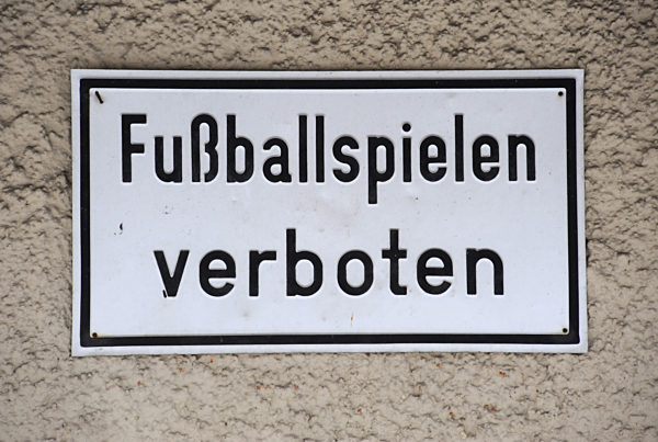 Ein Schild mit der Aufschrift "Fußballspielen verboten" ist an einer...