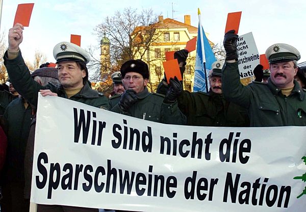Polizisten demonstrieren gegen Sparpläne