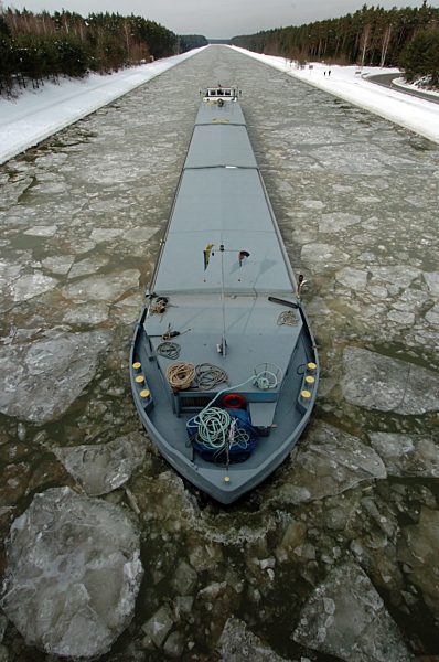 Ein Schiff fährt am Mittwoch (02.03.2005) nahe dem mittelfränkischen Roth...