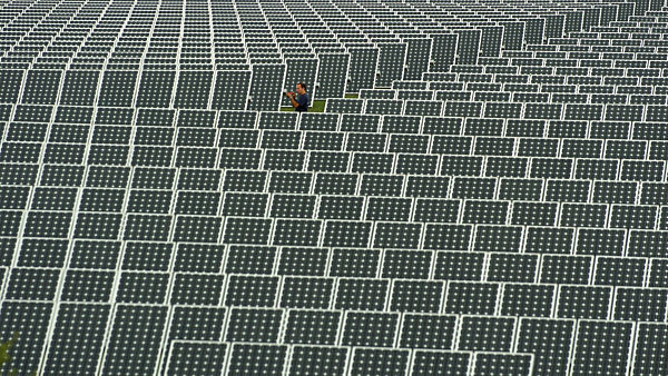 Ein Mann arbeitet am Mittwoch (29.06.2005) nahe dem oberpfälzischen...