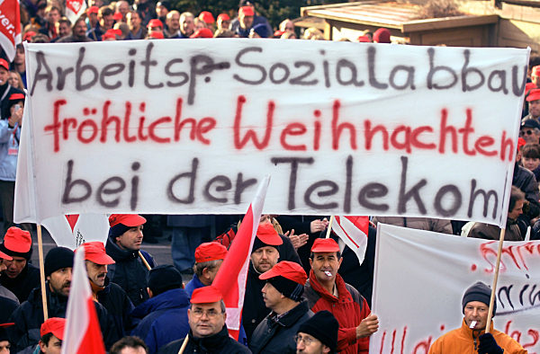 Telekom-Beschäftigte halten am Donnerstag (01.12...