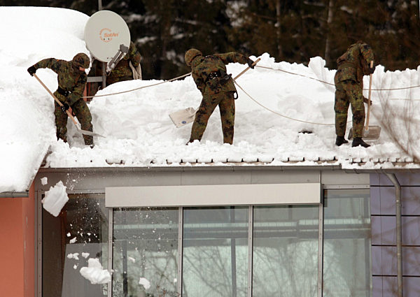 Bundeswehrkräfte räumen am Donnerstag (09.02...
