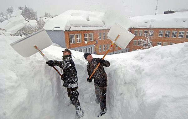 Bundeswehrsoldaten schaufeln am Freitag (10.02...