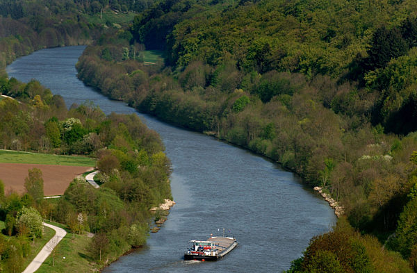Ein Binnenfrachtschiff am Donnerstag (04.05...