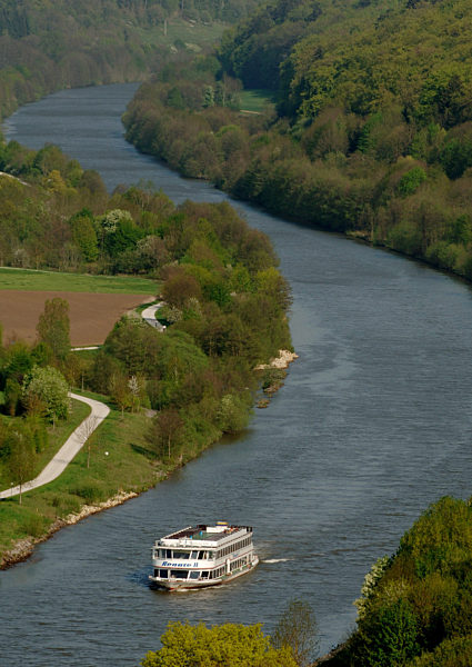 Ein Ausflugsschiff am Donnerstag (04.05.2006) auf dem Main-Donau-Kanal im...