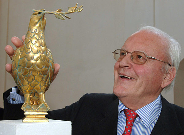 Altbundespräsident Roman Herzog betrachtet am Donnerstag (11.05...