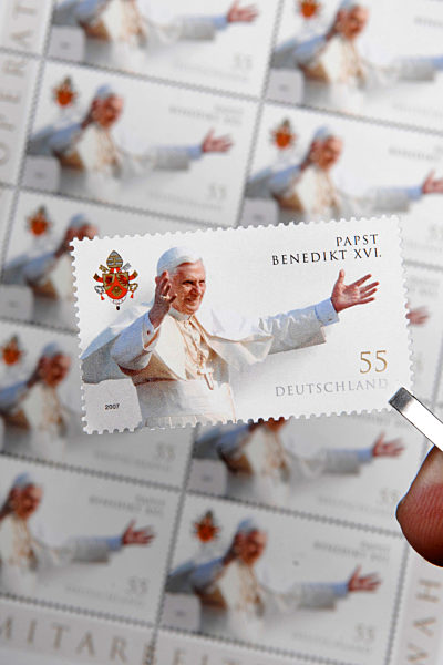 Eine Hand präsentiert am Donnerstag (12.04...