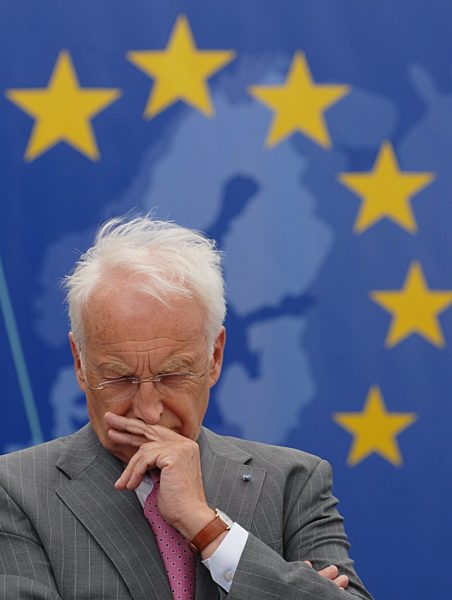 Ministerpräsident Edmund Stoiber steht am Dienstag (08.05...