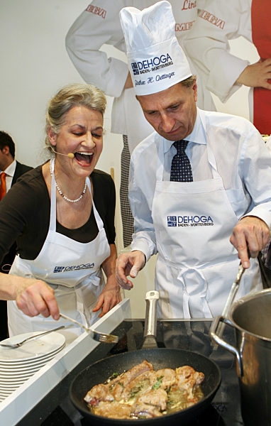 Baden-Württembergs Ministerpräsident Günther Oettinger (CDU) und die...