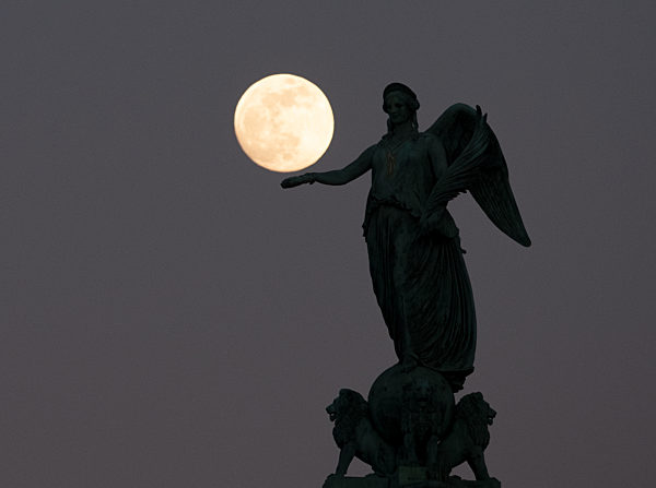 Mond über der Concordia Säule