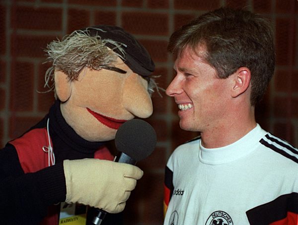 Fußball-EM 1992, Stefan Reuter mit Maskottchen