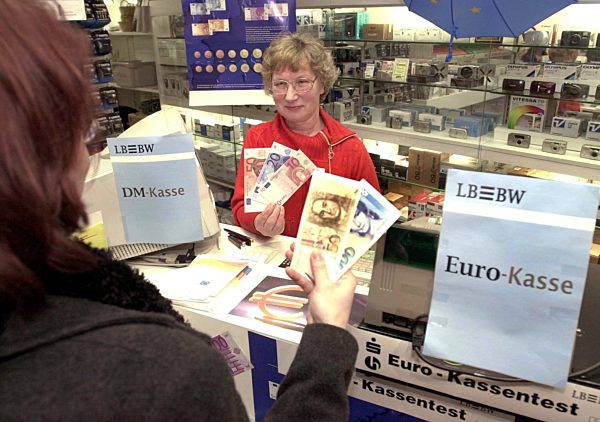 Die D-Mark geht - der Euro kommt