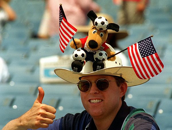 XV. Fußball-WM USA '94: Fans; Amerikaner hofft weiter auf US-Boys
