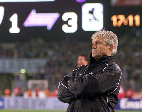 Fußball: Ein zufriedener Werner Lorant schaut zu