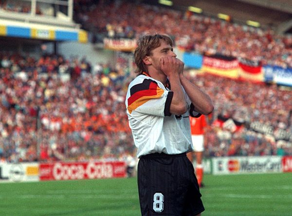 Fußball-EM '92: Thomas Häßler andächtig