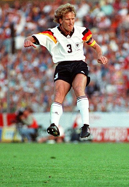 Fußball-EM '92: Andreas Brehme im Finale in Aktion