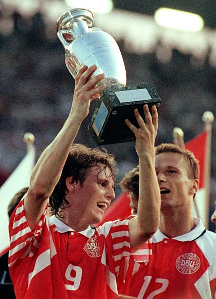 Fußball-EM '92: Flemming Povlsen mit EM-Pokal