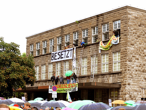 Stuttgart 21 Gegner besetzen Bahngebäude
