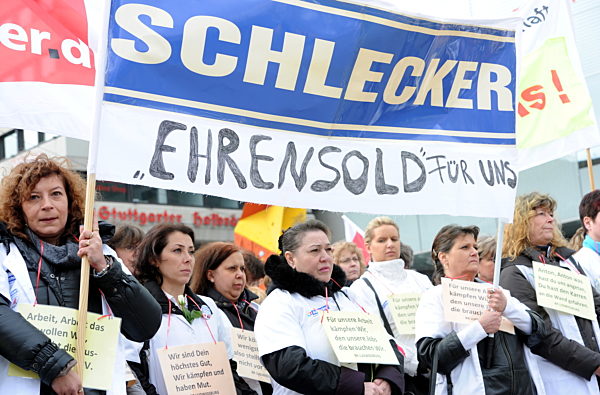 Schlecker-Mitarbeiterinnen demonstrieren