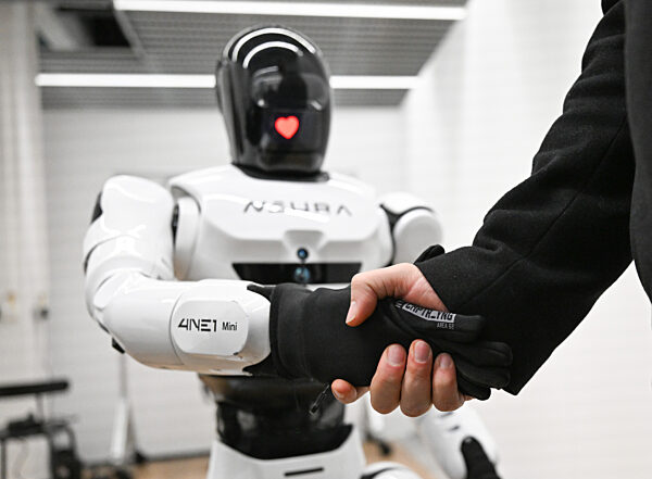 Neura Robotics NEURA Robotics and Drees & Sommer are entering into a strategic partnership to design intelligent buildings as learning, interactive systems. The collaboration aims to enable buildings to interact with humans and robots in real time. An initial focus will be on automated solutions for sanitary facilities, designed to improve hygiene and availability.