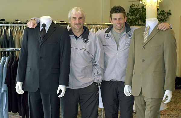 Fußball-WM 2002: Völler und Skibbe werden eingekleidet