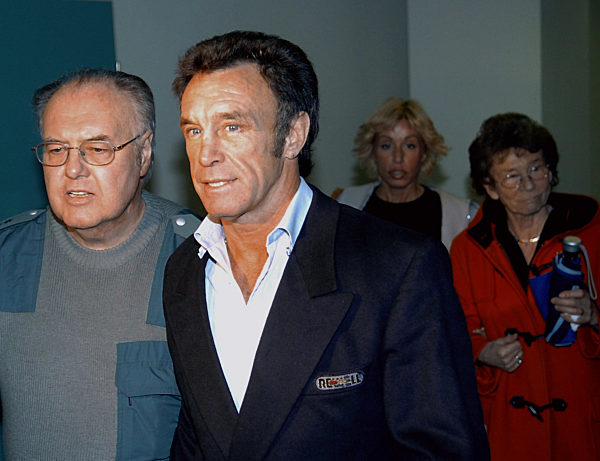 Der ehemalige Profi-Boxer Rene Weller (2.v.l) betritt am Donnerstag (17.02...