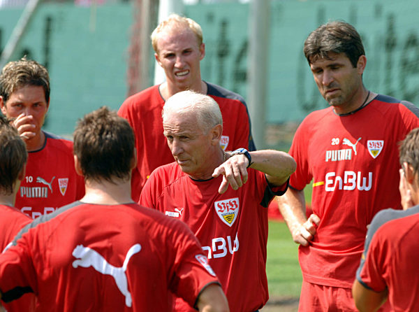 Der italienische Trainer Giovanni Trapattoni (M) gibt am Montag (27.06...