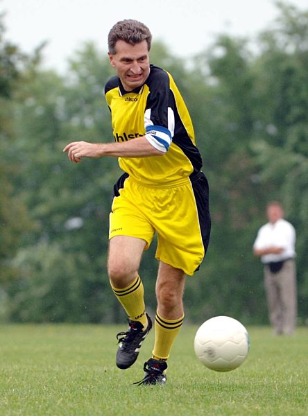 Der baden-württembergische Ministerpräsident Günther Oettinger spielt am...