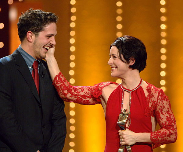 Die Biathletin Uschi Disl (r) bekommt bei der Proklamation zur Sportlerin...