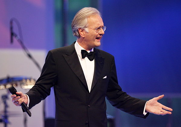 Die Moderator Harald Schmidt begrüßt am Donnerstag (30.11...