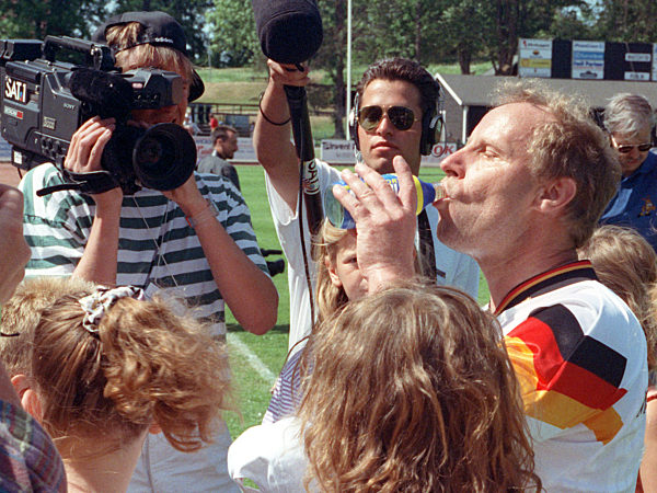 Fußball-EM 1992 - Berti Vogts erfrischt sich