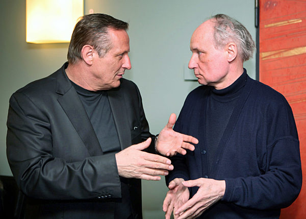 Der Liedermacher Konstantin Wecker (l) und der Kirchenkritiker Eugen...