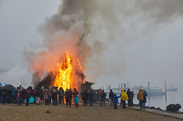 Osterfeuer in Hamburg-Blankenese