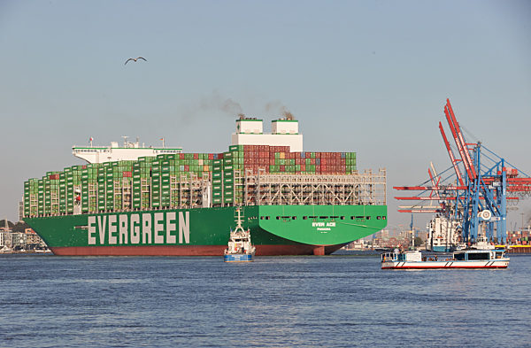 Containerschiff "Ever Ace" in Hamburg