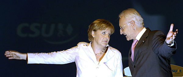 Der CSU-Parteivorsitzende Edmund Stoiber jubelt am Freitag (02.09...