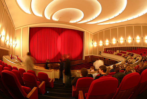 Besucher sitzen im Kinosaal des Filmtheaters "Lichtburg" in Essen (Foto vom...