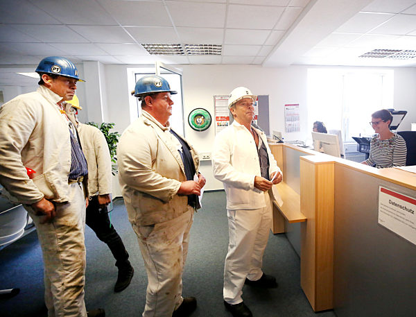 Bergleute demonstrieren nach Kündigung vor dem Arbeitsamt