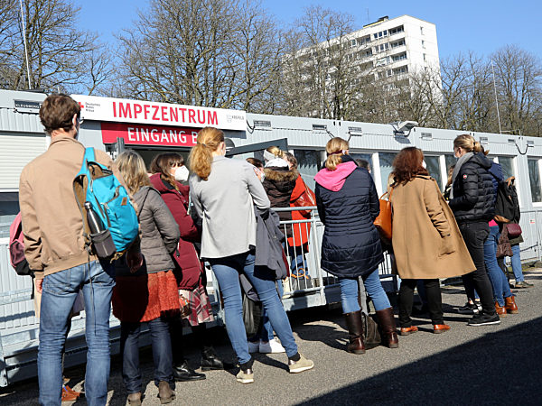 Coronavirus - Impfung von Grundschul-Lehrern in Krefeld