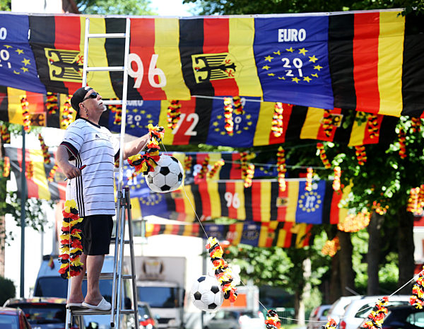 Für Fußball EM geschmückte Straße