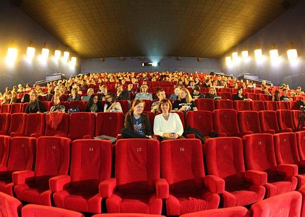 Studenten im Kinosaal