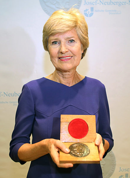 Friede Springer erhält die Josef-Neuberger-Medaille